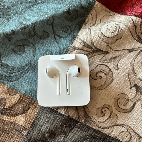 Brand new Apple earbuds - Picture 1 of 2